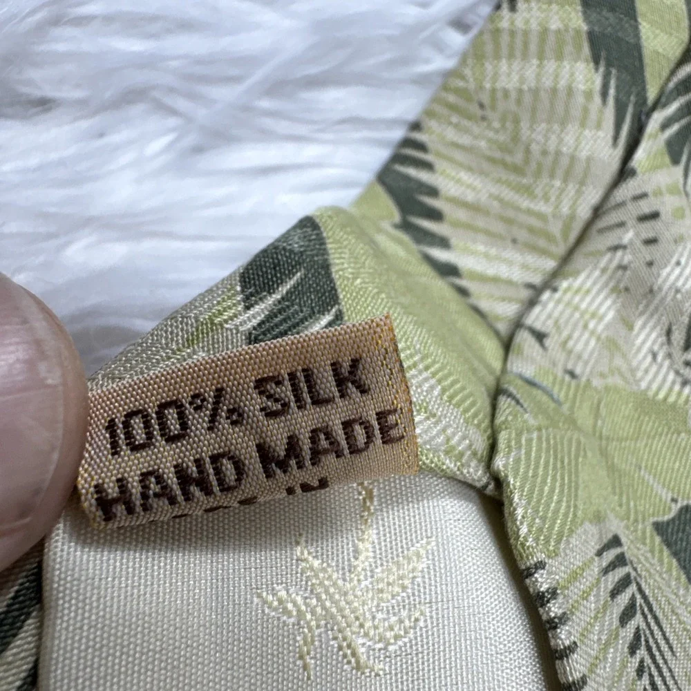 Tommy Bahama Men Floral Necktie Palm Tree Tropical Hand Made 100% Silk Tie Green